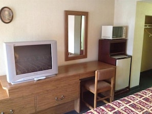 Desk, iron/ironing board, free WiFi, bed sheets - Parkway Inn (Vestal)
