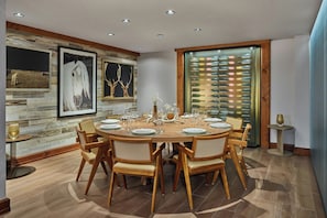 3 restaurants, breakfast, lunch, dinner served; American cuisine