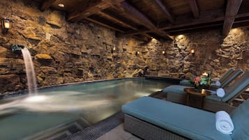 Una piscina al aire libre, sillones reclinables de piscina