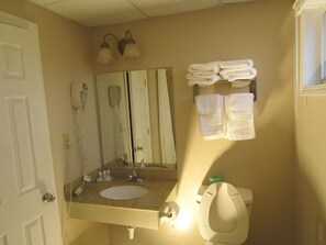 Kostenlose Toilettenartikel, Haartrockner, Handtücher