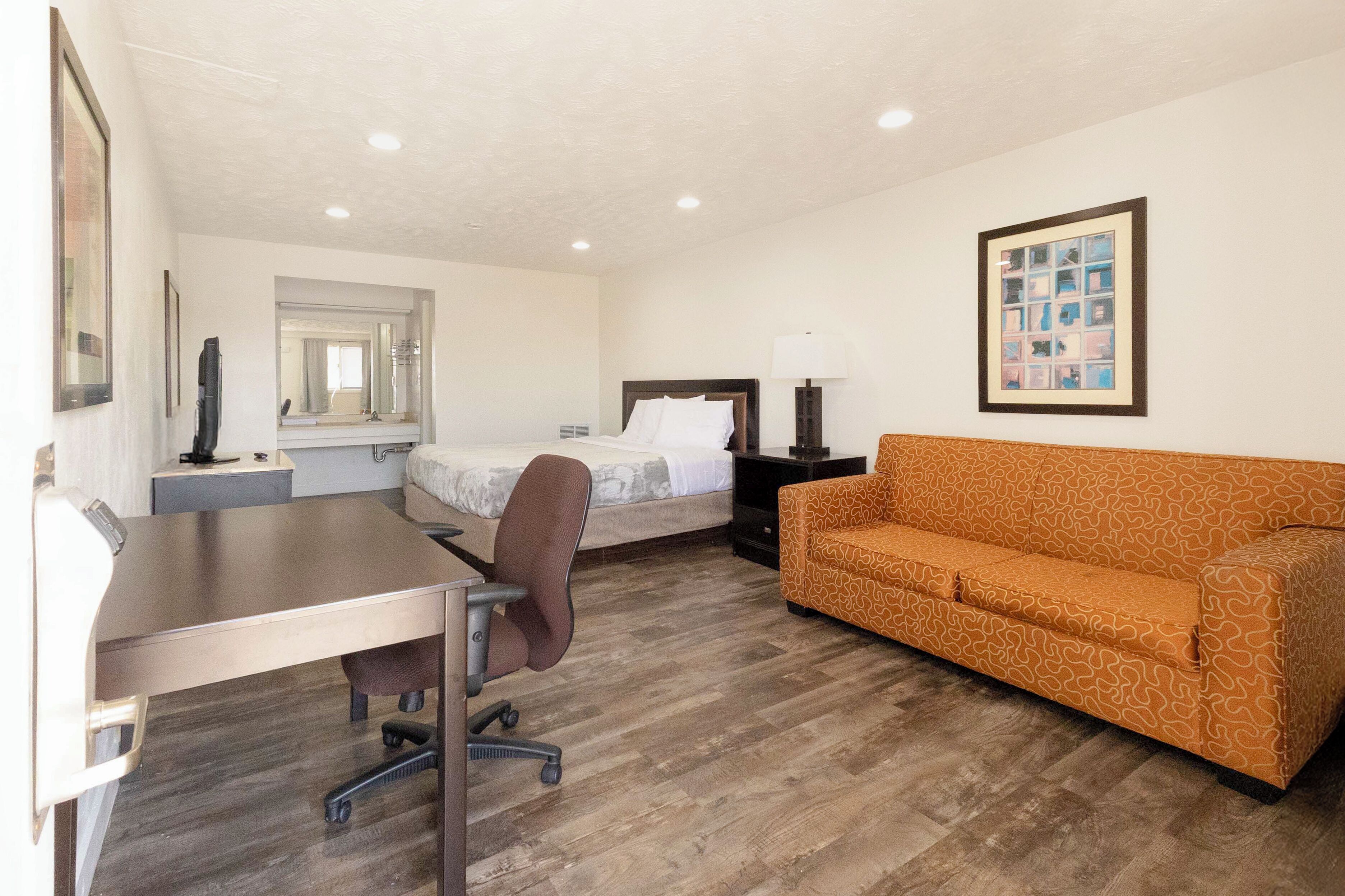 Room, 1 Queen Bed, Non Smoking | Desk, iron/ironing board, free WiFi, bed sheets