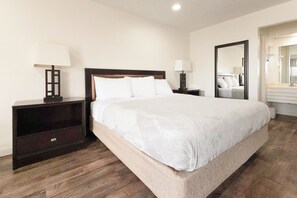 Chambre, 1 très grand lit, non-fumeur | Bureau, fer et planche à repasser, accès au Wi-Fi (inclus)