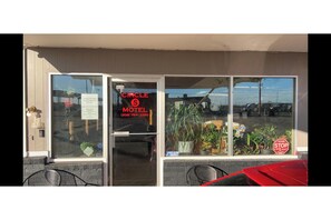 Property entrance - Circle S Motel Cozad I-80 (Cozad)