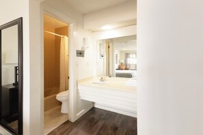 Room, 1 King Bed, Non Smoking | Bathroom | Free toiletries, hair dryer, towels