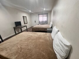 客房, 2 张大床, 无烟房 | 办公桌、熨斗/熨板、免费 WiFi、床单