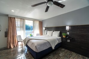 Classic-Zimmer, 2 Queen-Betten, Kühlschrank | Hochwertige Bettwaren, Pillowtop-Betten, Schreibtisch