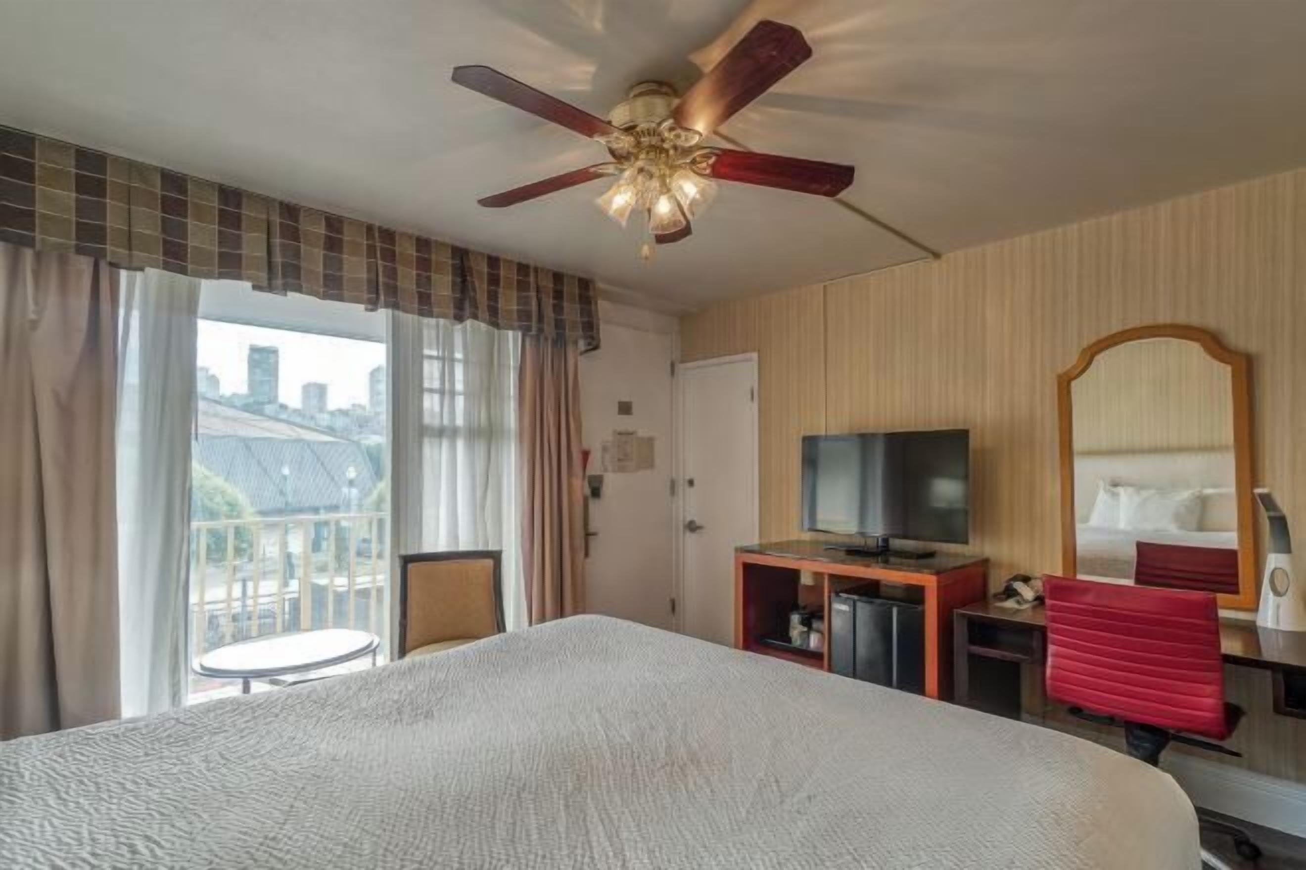 Ropa de cama de alta calidad, colchones con pillow-top y escritorio 