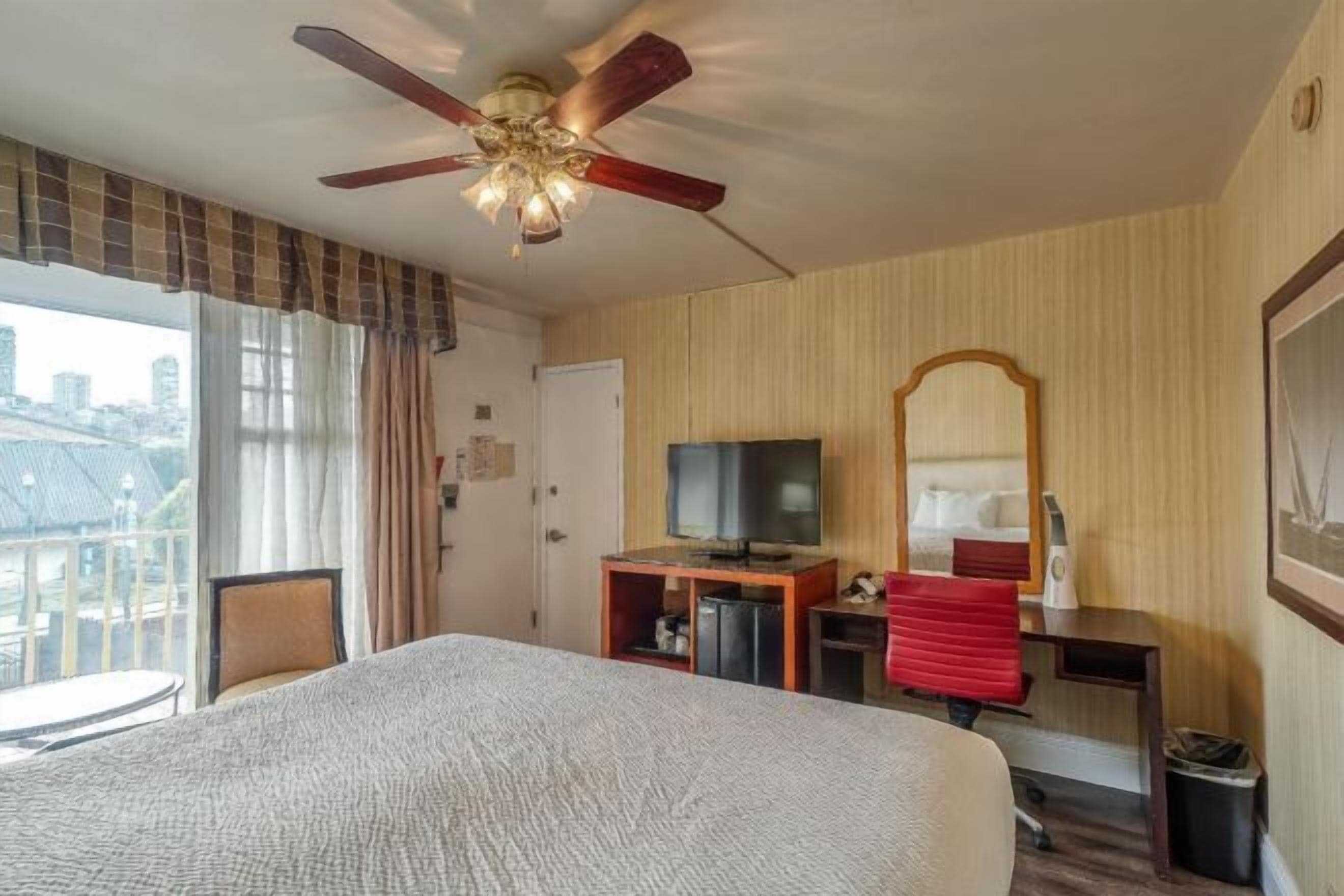 Ropa de cama de alta calidad, colchones con pillow-top y escritorio 