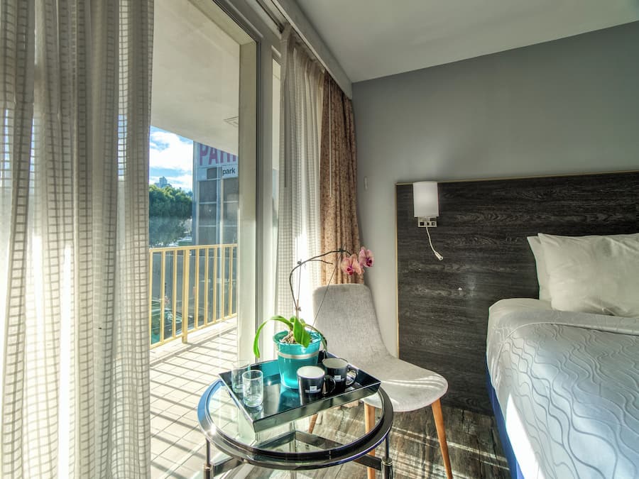 Quarto clássico, 2 camas Queen, geladeira | Roupas de cama premium, camas com colchões pillow-top, escrivaninha
