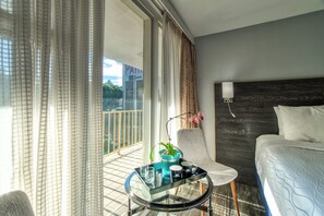 Quarto clássico, 2 camas Queen, geladeira | Roupas de cama premium, camas com colchões pillow-top, escrivaninha