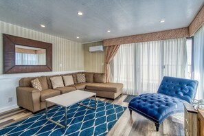 奢华顶层房, 2 间卧室, 厨房, 部分海洋景观 | 起居区 | 50-英寸LED 电视（配备卫星频道）、电视、Netflix