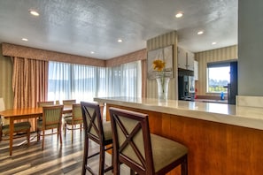 Luxury Penthouse, 2 Bedrooms, Kitchen, Partial Ocean View | Dining room - Wharf Inn (San Francisco)