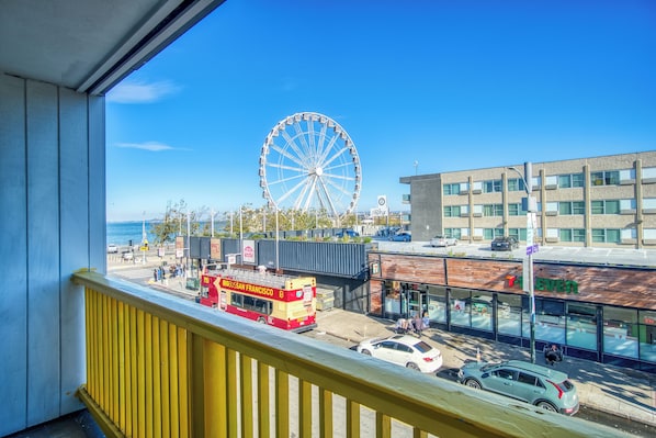 Quarto premium, 1 cama King e sofá-cama, sacada, vista parcial para o oceano | Terraço/pátio