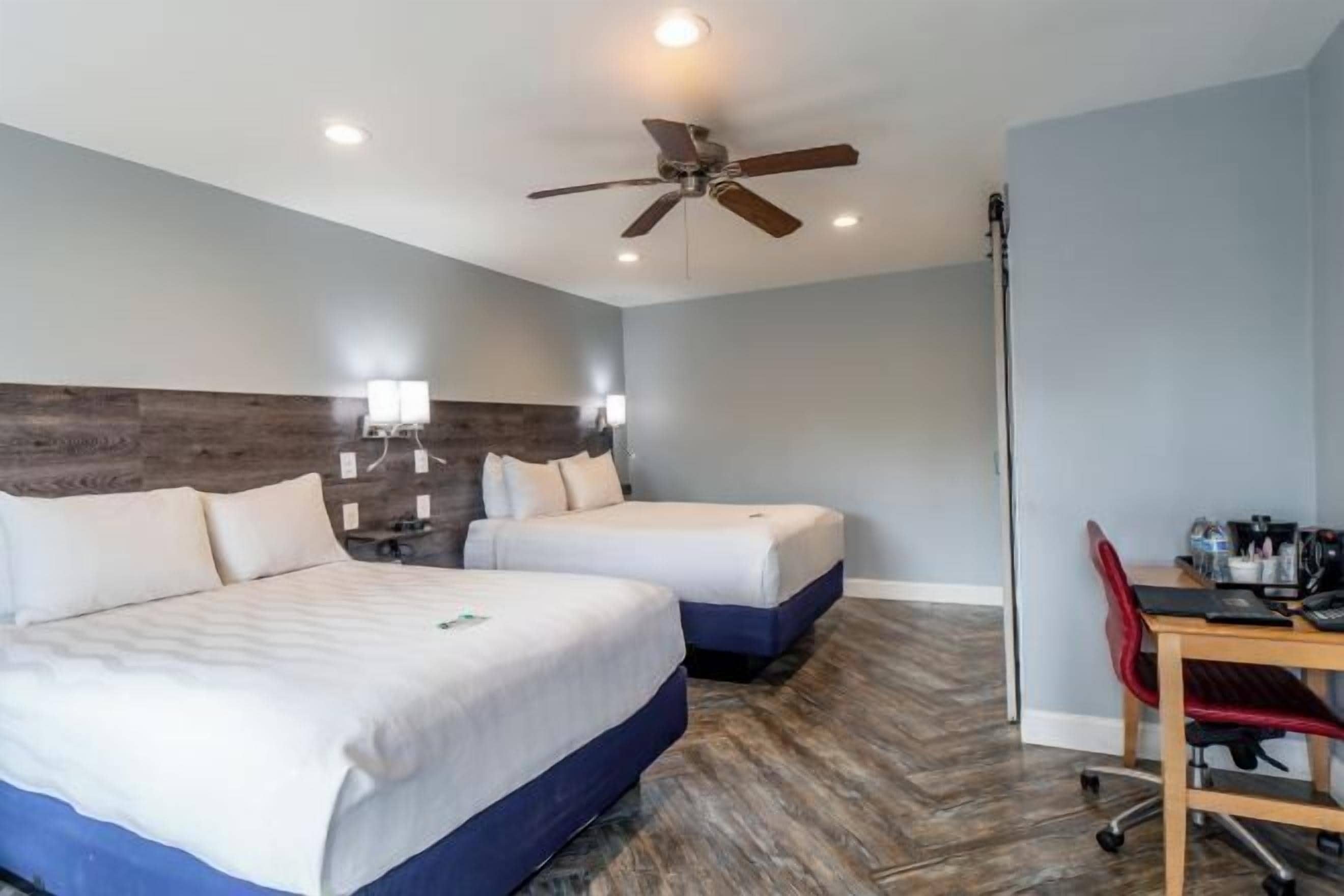 Ropa de cama de alta calidad, colchones con pillow-top y escritorio 