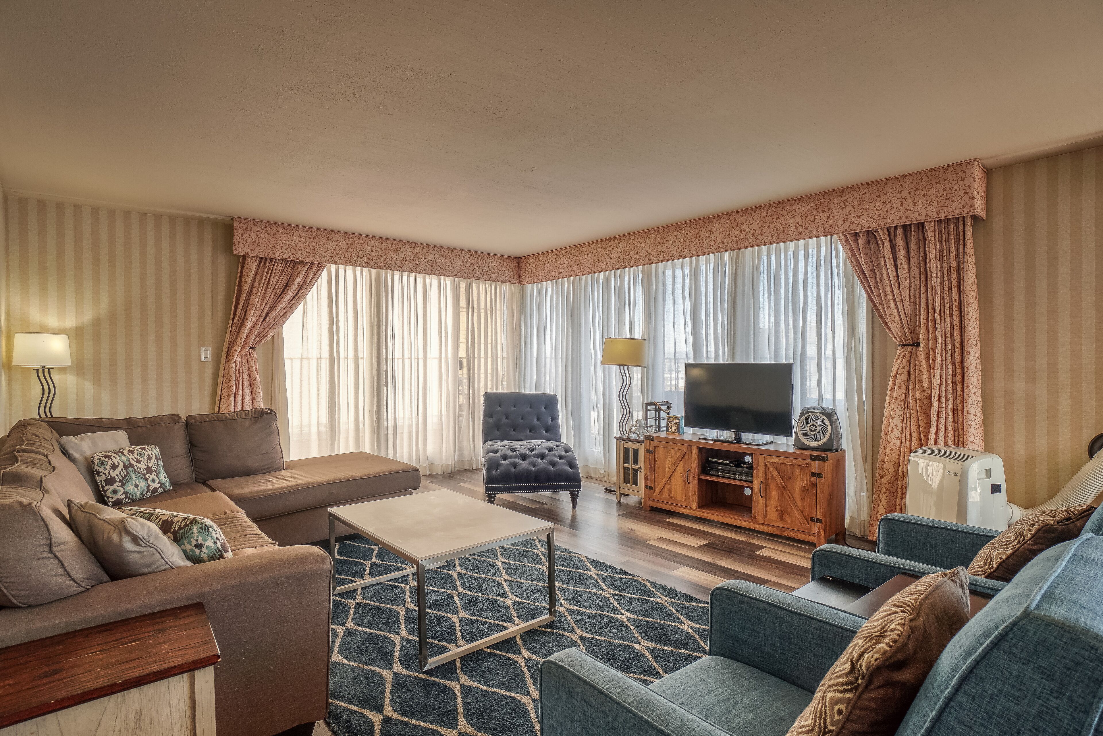 Luxury Penthouse, 2 Bedrooms, Kitchen, Partial Ocean View | Living area