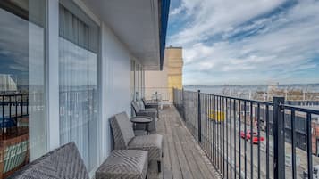 Luxury-Penthouse, 2 Schlafzimmer, Küche, eingeschränkter Meerblick | Terrasse/Patio