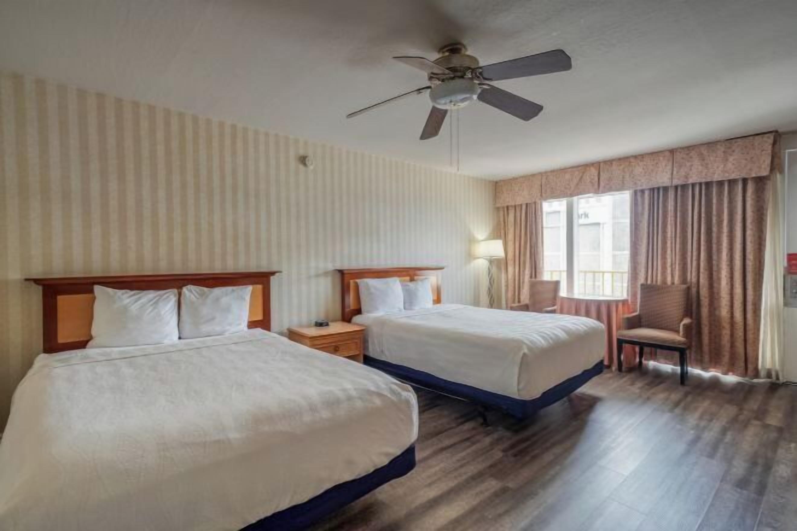 Ropa de cama de alta calidad, colchones con pillow-top y escritorio 