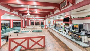 A restaurant with booths and a buffet counter. - Quality Inn Payson (Payson)