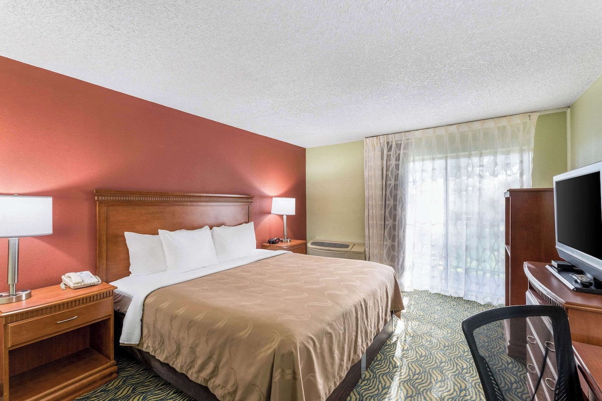 Standard King, 1 King Bed, Patio, Work area, Non-Smoking | In-room safe, desk, blackout drapes, iron/ironing board