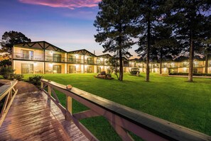 Deluxe King, 1 King Bed, Patio, Table & Chairs, Non-Smoking | Property amenity