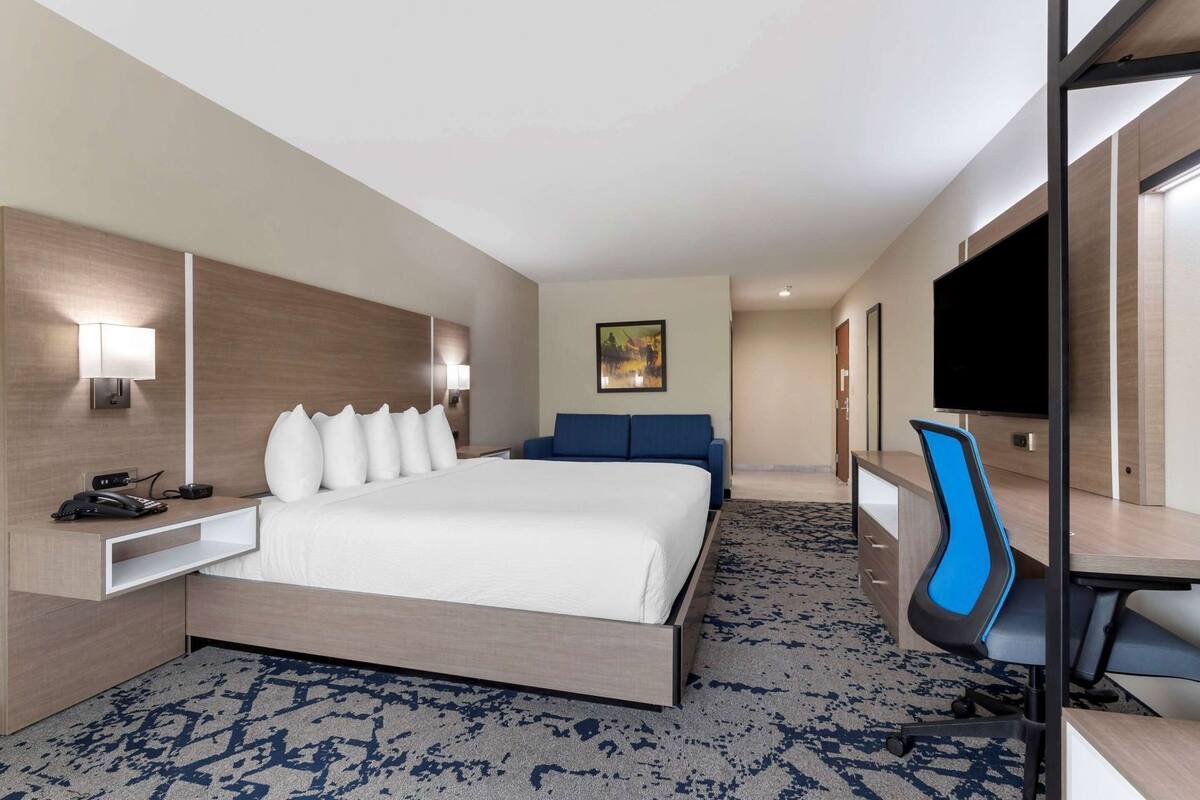 Premium bedding, blackout drapes, iron/ironing board, free WiFi