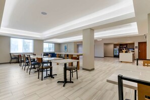 Free daily full breakfast - Comfort Inn & Suites Muskogee (Muskogee)