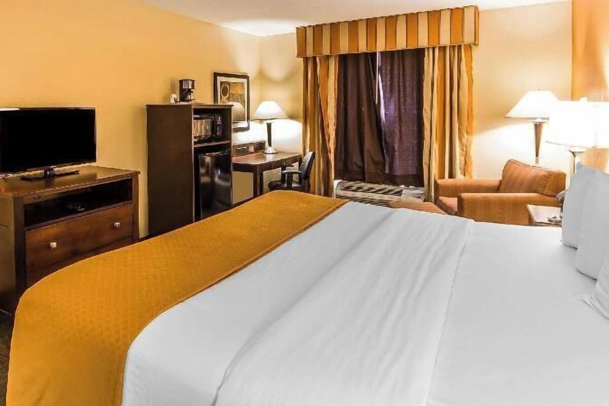 Premium bedding, blackout drapes, iron/ironing board, free WiFi