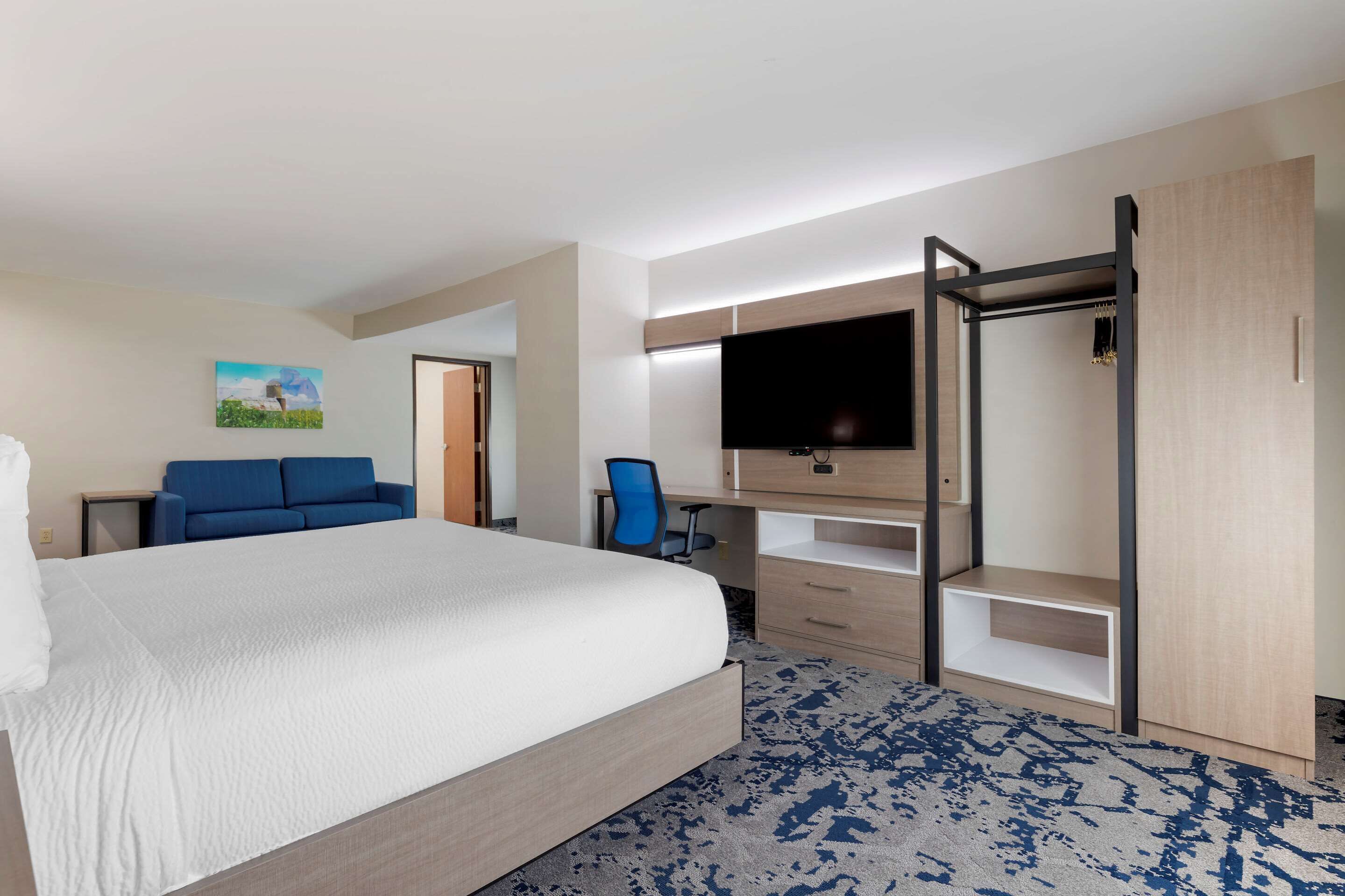 Suite, 1 King Bed, Non Smoking | Premium bedding, blackout drapes, iron/ironing board, free WiFi