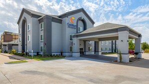 Un hôtel Comfort Inn & Suites doté d’une entrée couverte et d’un parking.