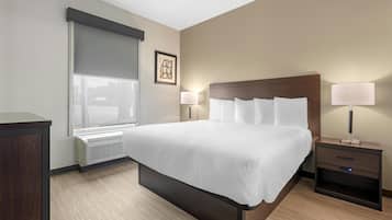 Suíte, 1 cama King, para não fumantes, cozinha americana | Escrivaninha, espaço de trabalho para notebook, cortinas blackout