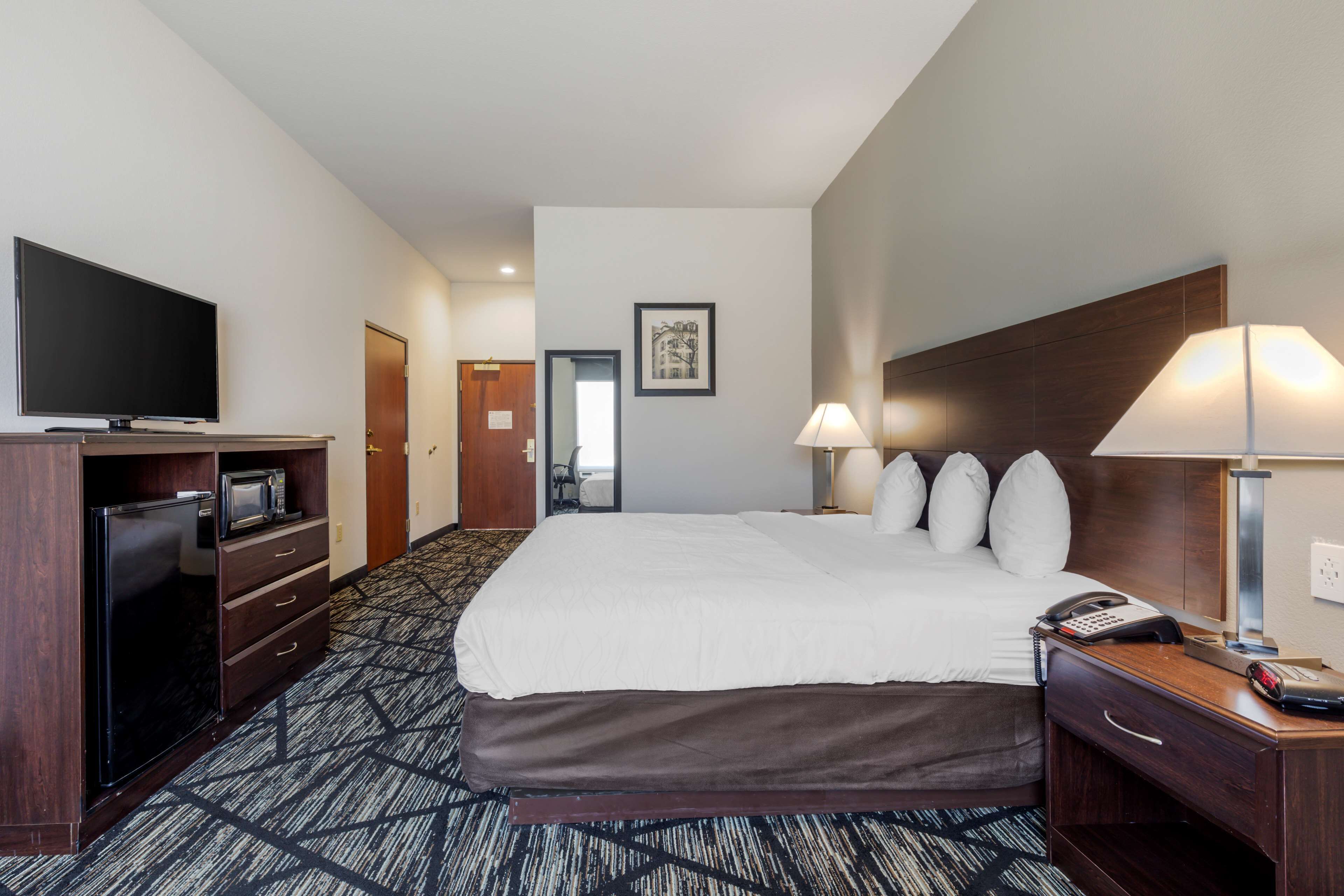 Standard Room, 1 King Bed, Non Smoking, Refrigerator & Microwave | Desk, laptop workspace, blackout drapes, iron/ironing board
