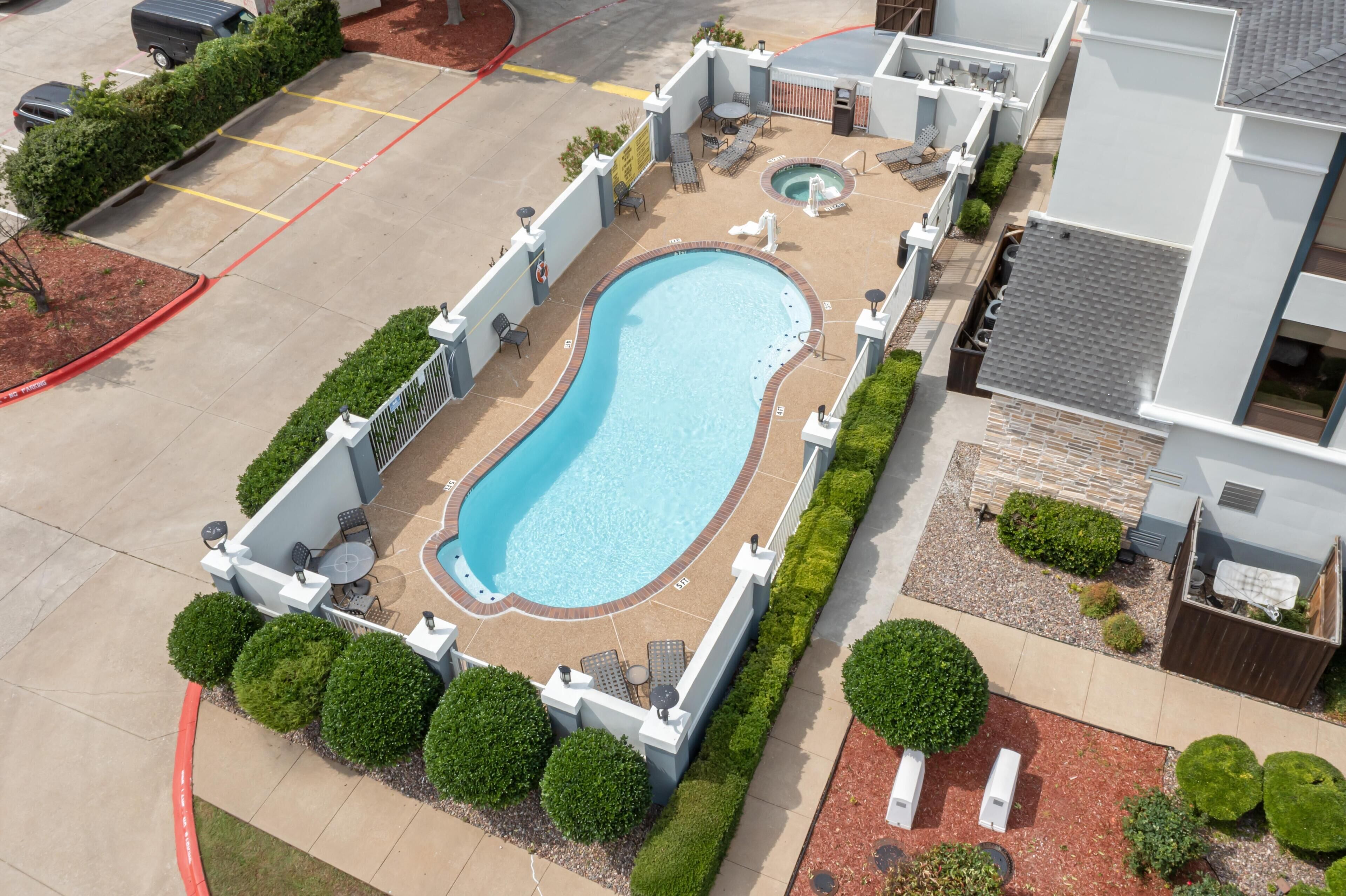 Piscina externa sazonal, funciona das 10h às 22h, guarda-sóis