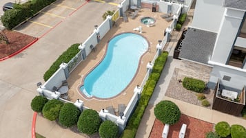 Piscina externa sazonal, funciona das 10h às 22h, guarda-sóis