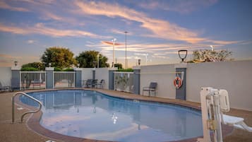 Una piscina al aire libre de temporada (de 10:00 a 22:00), sombrillas