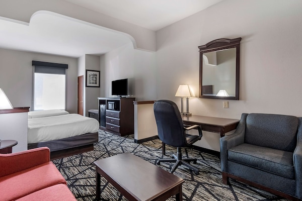 Suite, 2 llits de matrimoni, no fumadors, frigorífic i microones | Escriptori, espai de treball apte per a portàtils i cortines opaques