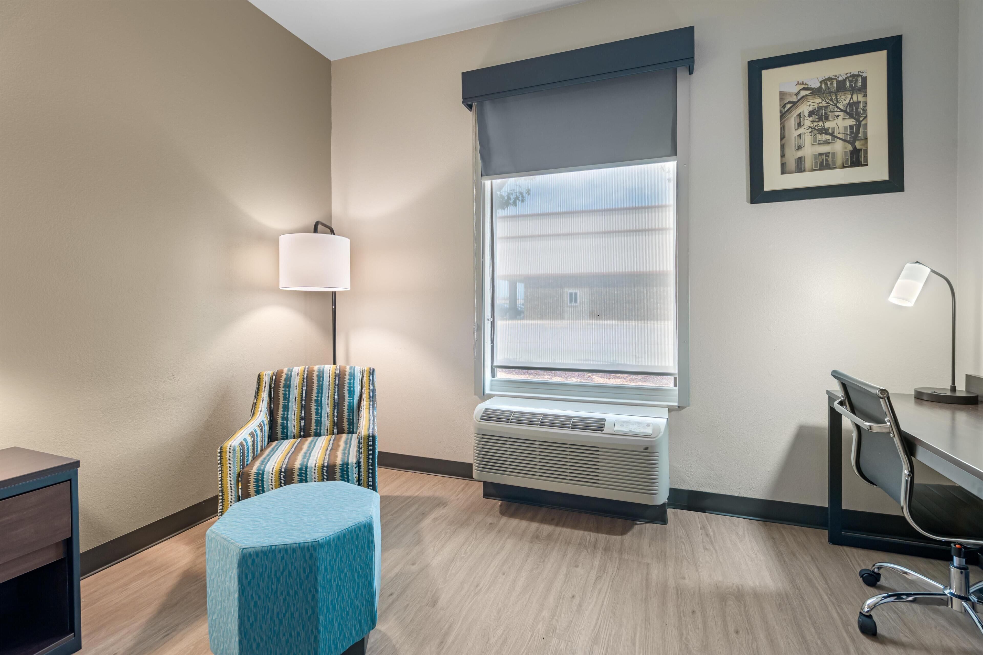 Habitación estándar, 1 cama de matrimonio grande, no fumadores, frigorífico y microondas | Escritorio, espacio para trabajar con un portátil, cortinas opacas