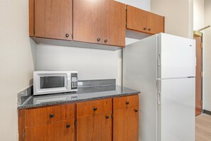 Suite, 1 King Bed, Non Smoking, Kitchenette | Private kitchenette | Microwave, coffee/tea maker