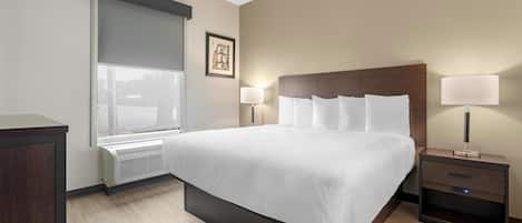 Suite, 1 cama King size, para no fumadores, cocineta | Escritorio, espacio para trabajar con laptop y cortinas blackout