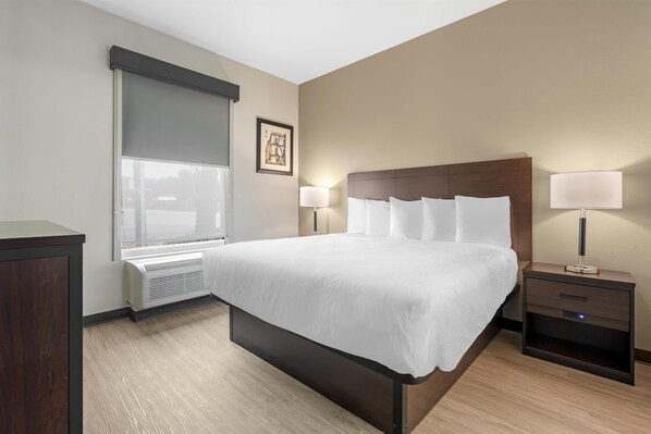 Suite, 1 kingsize bed, niet-roken, kitchenette | Een bureau, een laptopwerkplek, verduisterende gordijnen