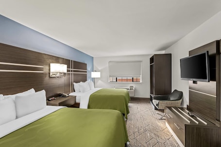 Escritorio, cortinas blackout y tabla de planchar con plancha