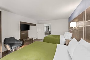 Suite, 2 queensize bedden, niet-roken | Een bureau, verduisterende gordijnen, een strijkplank/strijkijzer