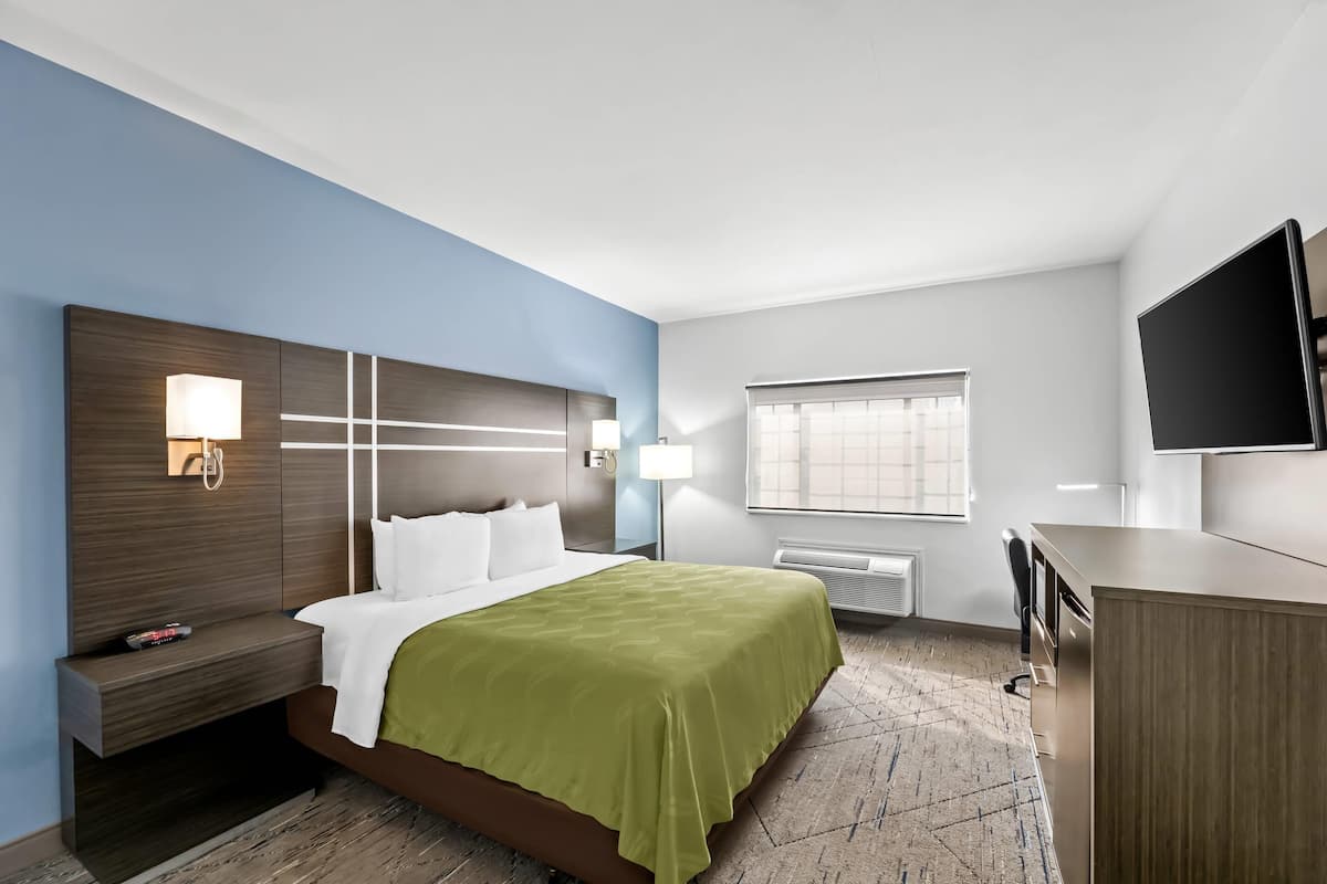 Suite, 1 King Bed, Accessible, Non Smoking | Desk, blackout drapes, iron/ironing board, free cribs/infant beds