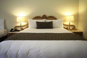Escritorio, cortinas blackout y tabla de planchar con plancha 