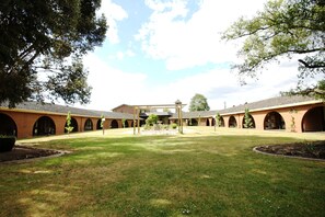 Property grounds - Bell Tower Inn (Alfredton)