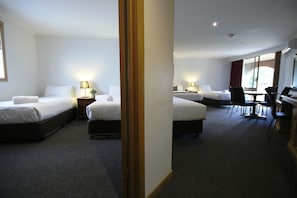 Familienzimmer, Mehrere Betten | Schreibtisch, Verdunkelungsvorhänge, Bügeleisen/Bügelbrett