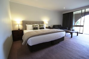 Desk, blackout drapes, iron/ironing board, free cribs/infant beds - Bell Tower Inn (Alfredton)