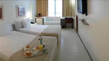 Chambre, 2 lits une place | Minibar, bureau, rideaux occultants, Wi-Fi gratuit