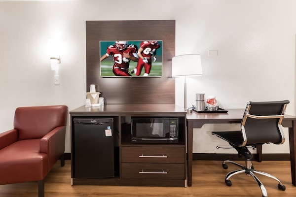 Escritorio, espacio para trabajar con laptop y cortinas blackout
