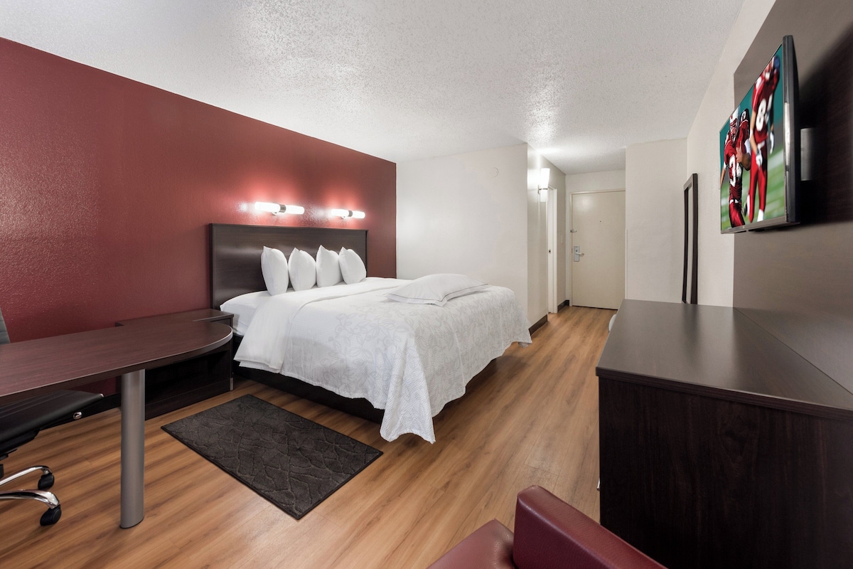 Premium Room, 1 King Bed (Upgraded Bedding & Snack, Smoke Free) | Desk, laptop workspace, blackout drapes, iron/ironing board