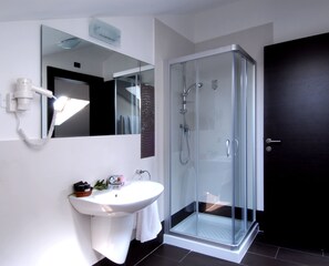 Shower, free toiletries, hair dryer, slippers - Hotel Villa Pannonia (Venice)